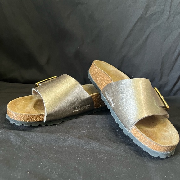 Birkenstock Metallic Catalina Sandals with large gold Buckle - Picture 1 of 3